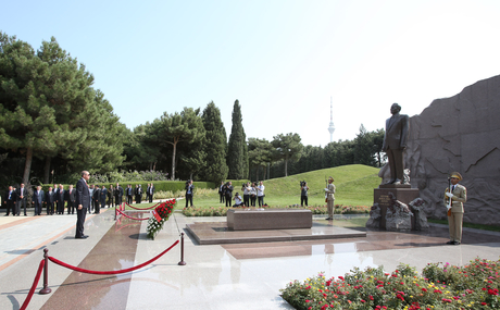Президент Турции посетил в Баку Аллею почетного захоронения и Аллею шехидов (ФОТО)