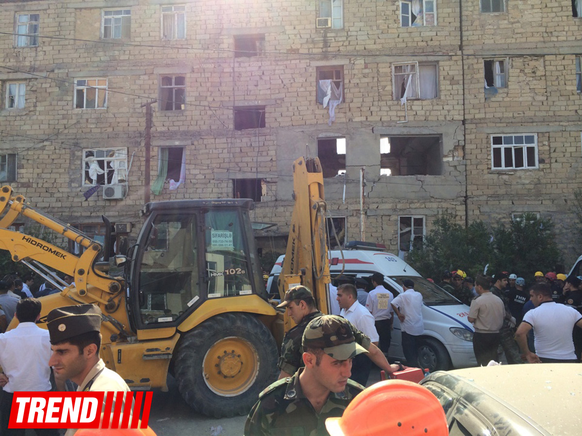 В Хырдалане произошел взрыв в строящемся здании, ведутся спасательные работы (версия 2)  (ФОТО)