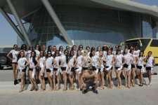 Красавицы со всего мира на берегу Каспийского моря в Баку (ФОТО)