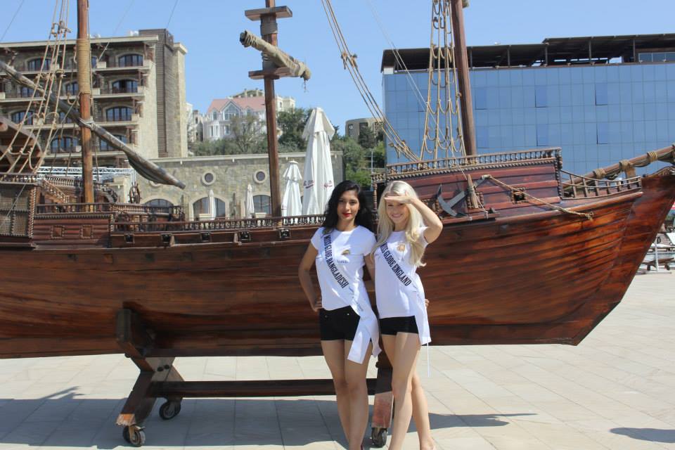 Красавицы со всего мира на берегу Каспийского моря в Баку (ФОТО)