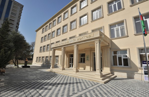 Azerbaijani president reviews secondary school No. 153 in Baku (PHOTO)
