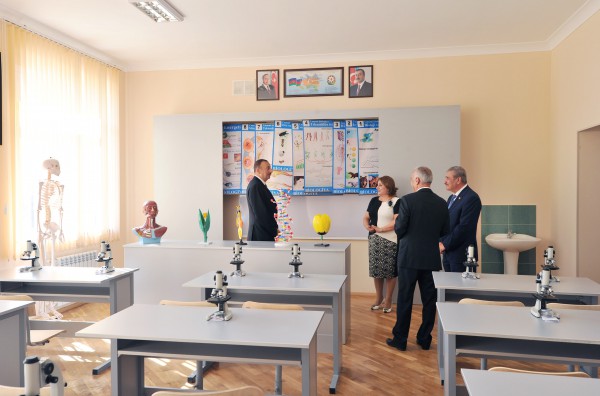 Президент Азербайджана ознакомился со зданием бакинской школы № 153 после капремонта и реконструкции  (ФОТО)