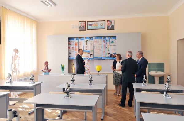 Azerbaijani president reviews secondary school No. 153 in Baku (PHOTO)