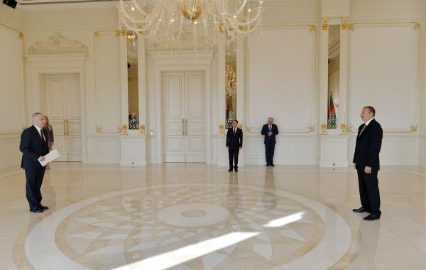 Президент Азербайджана принял верительные грамоты послов ряда стран  (ФОТО)