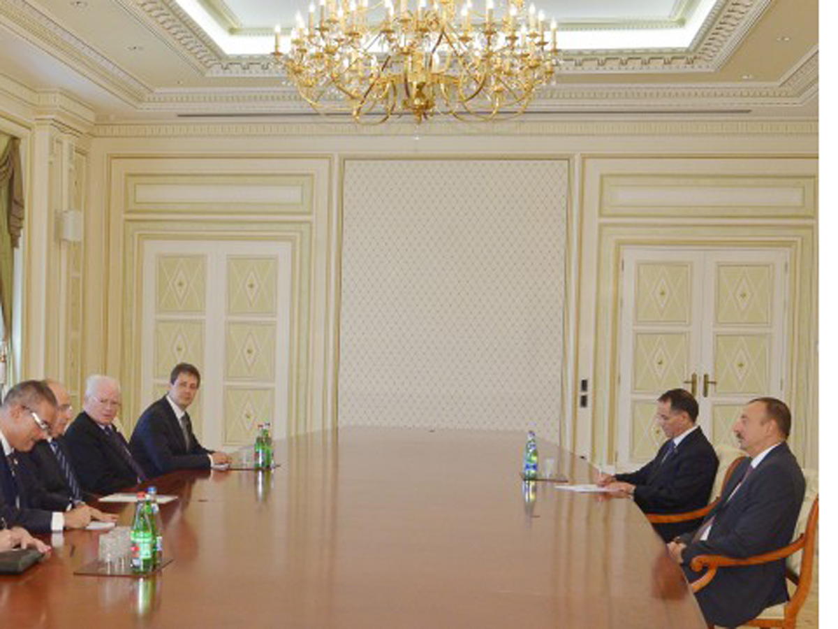 Azerbaijani president receives Israeli defense minister with delegation
