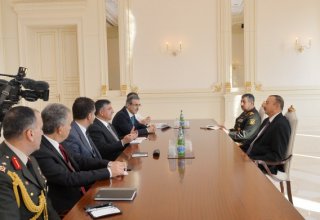 Президент Азербайджана принял делегацию во главе с министром обороны Турции