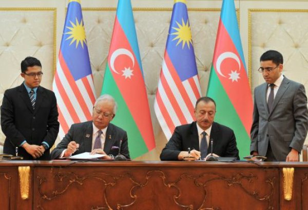 Azerbaijan, Malaysia sign documents (PHOTO)