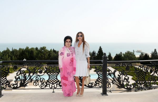 Azerbaijani first lady meets spouse of Malaysian PM (PHOTO)