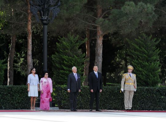 Malaysian PM officially welcomed in Baku (PHOTO)