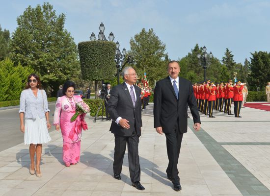 Malaysian PM officially welcomed in Baku (PHOTO)