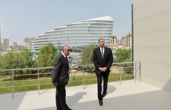Президент Ильхам Алиев и его супруга приняли участие в открытии Бакинского французского лицея (ФОТО)