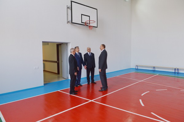 Президент Азербайджана принял участие в открытии новых зданий средних школ в поселке Амирджан и Бинагадинском районе Баку (ФОТО)