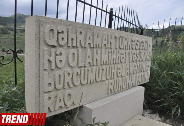 Посольство Турции наградило сотрудника Trend, нашедшего могилу турецкого солдата в Губе (ФОТО)