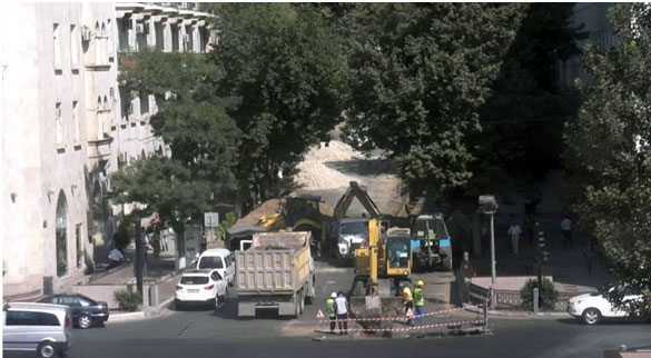 В Баку на ремонт закрыты части двух центральных улиц
