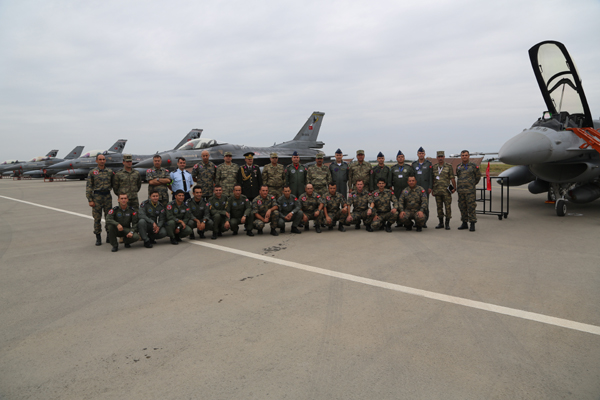 Azerbaijani Defense Minister meets with Air Force staff (PHOTO)