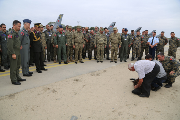 Azerbaijani Defense Minister meets with Air Force staff (PHOTO)