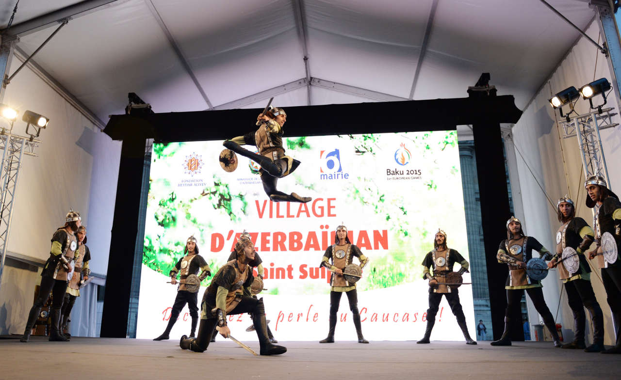 Выступление азербайджанского государственного танцевального ансамбля в Париже вызвало большой интерес (ФОТО)