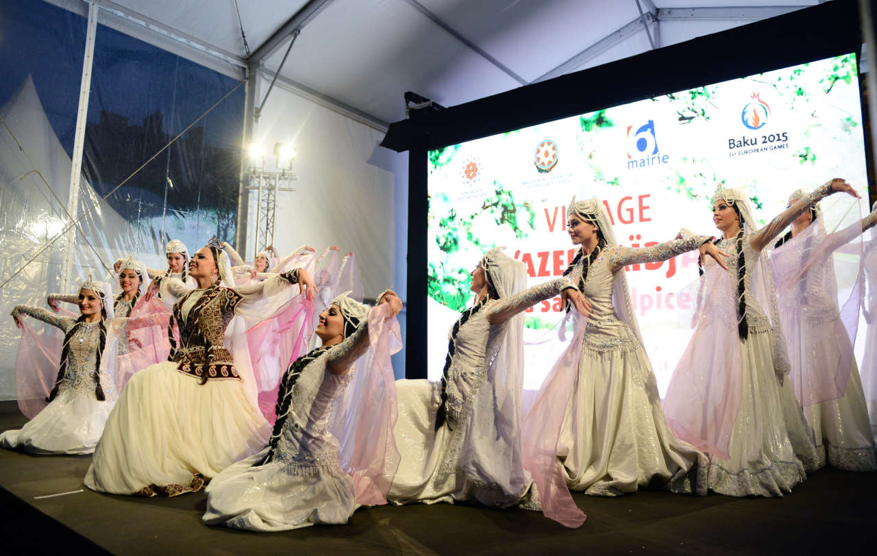 Выступление азербайджанского государственного танцевального ансамбля в Париже вызвало большой интерес (ФОТО)