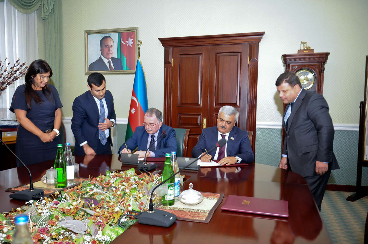 SOCAR signs two documents with Bulgaria’s gas companies