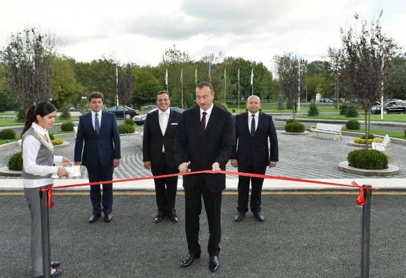 Президент Азербайджана совершил поездку в Исмаилинский и Габалинский районы (ФОТО)