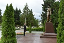 Президент Азербайджана посетил памятник Гейдару Алиеву в Габале (ФОТО)