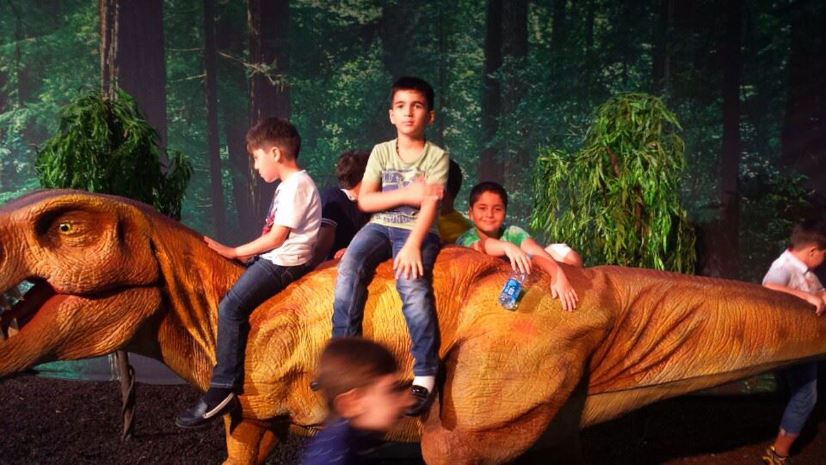 Бакинские школьники совершили доисторическое путешествие - в гостях у динозавров (ФОТО)