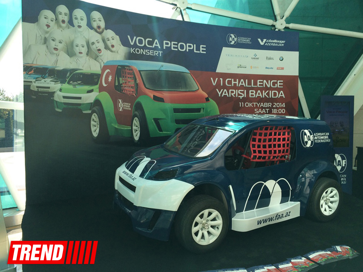 Автомобиль, который примет участие в соревнованиях "V1 Challenge Azerbaijan", выставлен в бакинском торговом центре (ФОТО)