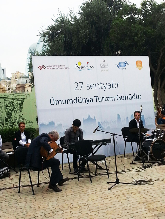 В Баку представлена праздничная программа, посвященная Всемирному дню туризма (ФОТО)
