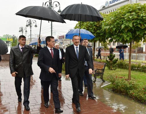 Президент Азербайджана посетил памятник общенациональному лидеру Гейдару Алиеву в Астрахани (ФОТО)