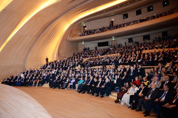 Prezident İlham Əliyev və xanımı IV Bakı Beynəlxalq Humanitar Forumunun açılış mərasimində iştirak ediblər (FOTO)