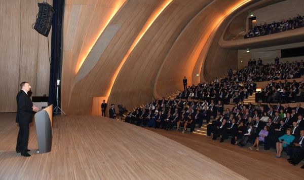 Prezident İlham Əliyev və xanımı IV Bakı Beynəlxalq Humanitar Forumunun açılış mərasimində iştirak ediblər (FOTO)