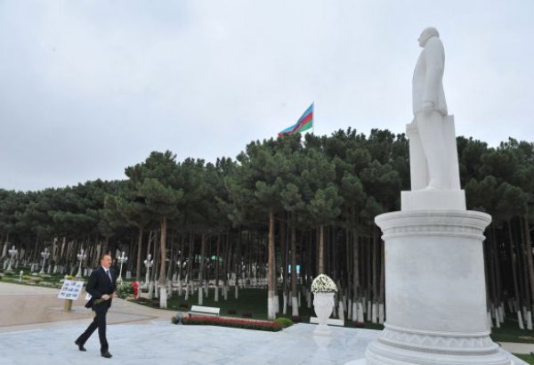 President Aliyev visits statue of national leader Heydar Aliyev in Khirdalan (PHOTO)