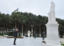 Prezident İlham Əliyev Xırdalanda ümummilli lider Heydər Əliyevin abidəsini ziyarət edib (FOTO)