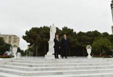 President Aliyev visits statue of national leader Heydar Aliyev in Khirdalan (PHOTO)