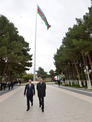 President Ilham Aliyev visited the Flag Square in Khirdalan (PHOTO)