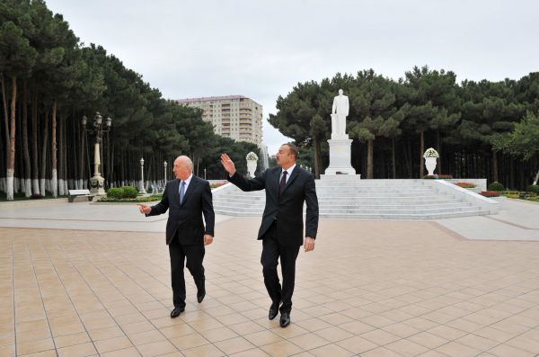 Президент Азербайджана посетил памятник общенациональному лидеру Гейдару Алиеву в Хырдалане (ФОТО)
