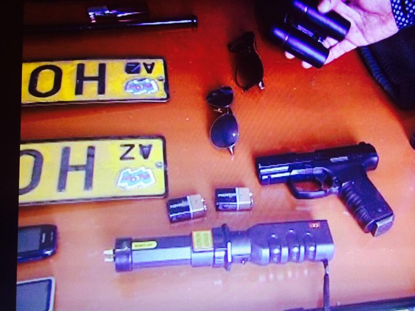 Bakıda oğurluq dövlət nömrə nişanları ilə avtomobil sürənlərdə silah-sursat aşkarlandı (FOTO)