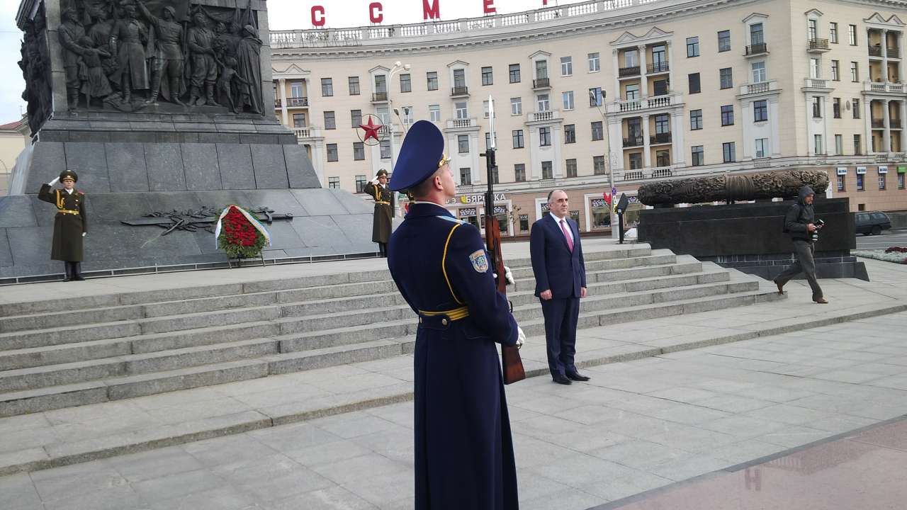 Глава МИД Азербайджана посетил монумент Победы в Минске (ФОТО)