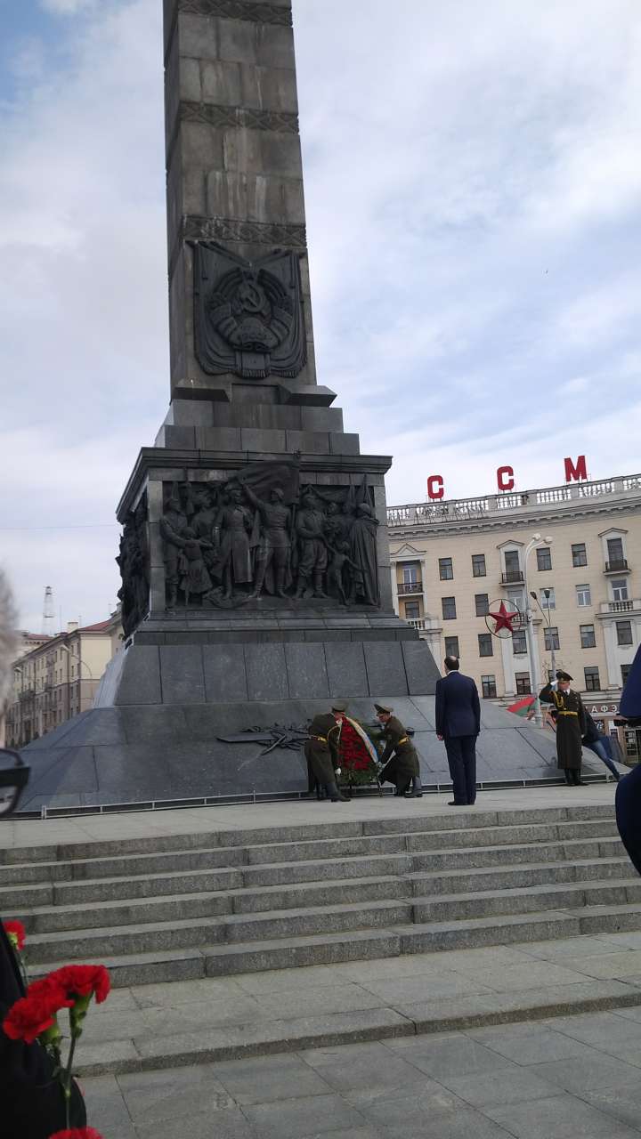 Глава МИД Азербайджана посетил монумент Победы в Минске (ФОТО)