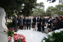 Первая леди Азербайджана Мехрибан Алиева и члены ее семьи посетили могилу выдающегося ученого-востоковеда Аиды Имангулиевой по случаю 75-летия со дня ее рождения (ФОТО)