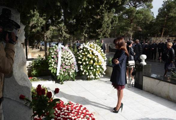Azerbaijan's first lady pays respect to outstanding orientalist Aida Imanguliyeva (PHOTO)
