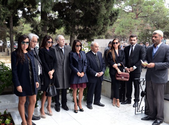 Первая леди Азербайджана Мехрибан Алиева и члены ее семьи посетили могилу выдающегося ученого-востоковеда Аиды Имангулиевой по случаю 75-летия со дня ее рождения (ФОТО)