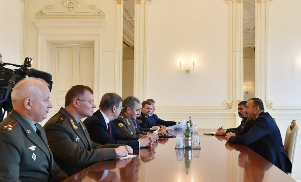 Президент Азербайджана принял делегацию во главе с министром обороны России