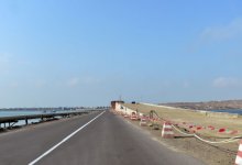 Ilham Aliyev observes progress of construction of new bridge on Pirallahi Island (PHOTO)