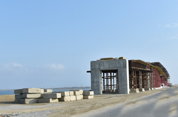 İlham Əliyev Pirallahı adasını Abşeron yarımadası ilə birləşdirəcək yeni körpüdə görülən inşaat işləri ilə tanış olub (FOTO)