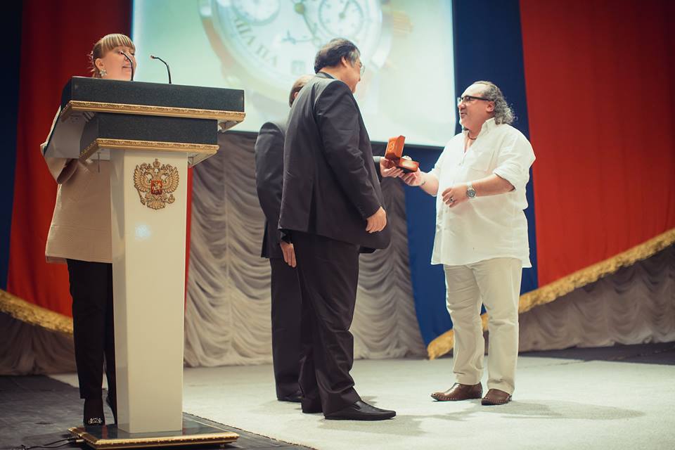 Азербайджанский режиссер награжден бриллиантовыми часами губернатором Кемеровской области (ФОТО)