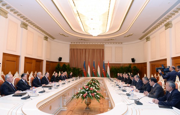 Состоялась встреча Президентов Азербайджана и Таджикистана в расширенном составе (ФОТО)