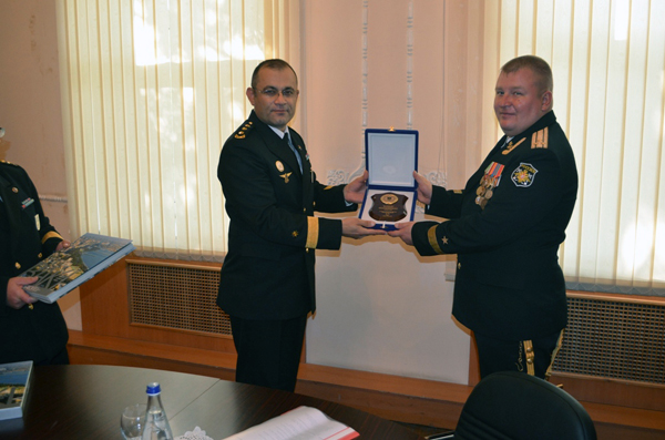 Командный состав российских военных кораблей провел ряд встреч в Баку (ФОТО)