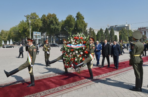 Президент Азербайджана посетил памятник Исмоилу Сомони в Душанбе (ФОТО)