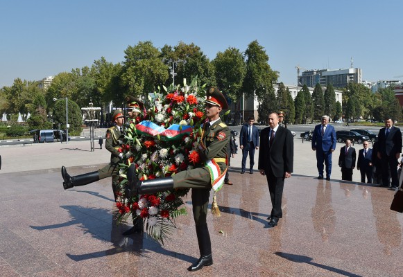 Президент Азербайджана посетил памятник Исмоилу Сомони в Душанбе (ФОТО)